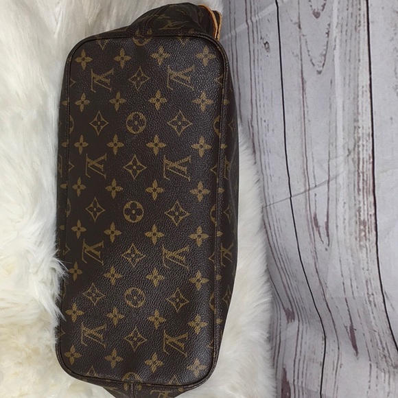 Authentic Louis Vuitton MM Neverfull Monogram - Picture 10 of 16